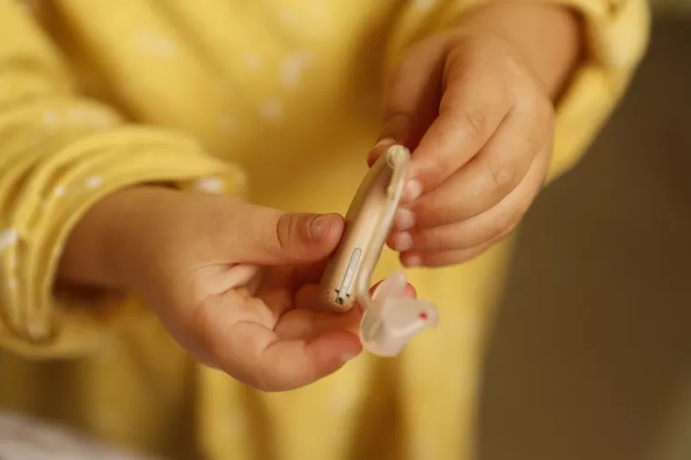 Appareil auditif pour enfant avec embout sur mesure, Biarritz, VivaSon